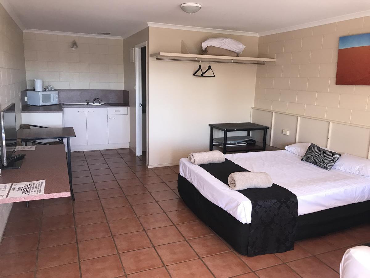 Longreach Most Central Motel Exterior photo